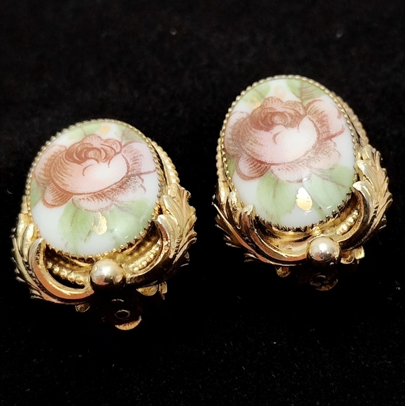 Vintage Whiting & Davis Floral Painted Porcelain Cameo Clip on Earrings - Picture 13 of 14